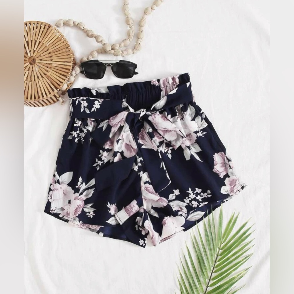 NWOT Floral Print Belted Shorts